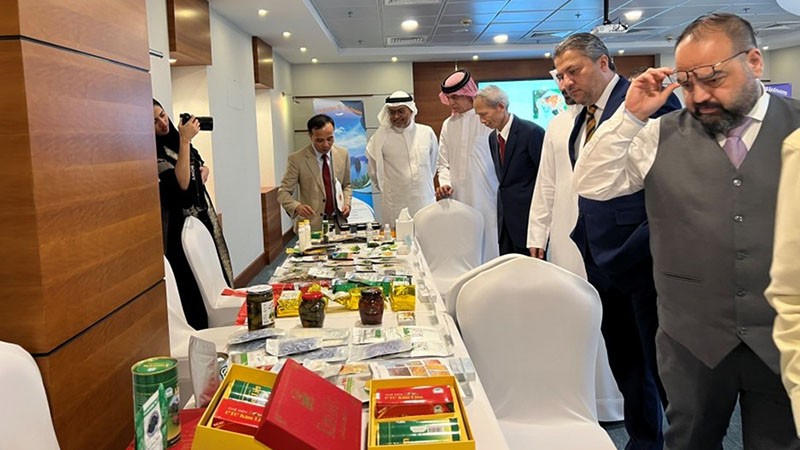 Khách tham quan các sản phẩm.