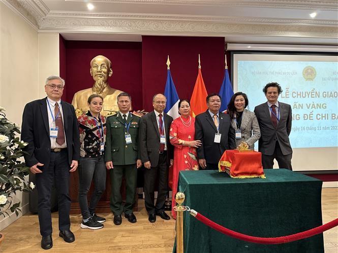 Chuyển giao Ấn vàng Hoàng đế chi bảo từ Pháp về Việt Nam Chuyển giao Ấn vàng Hoàng đế chi bảo từ Pháp về Việt Nam