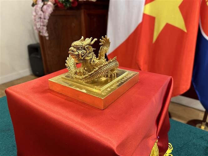 Chuyển giao Ấn vàng Hoàng đế chi bảo từ Pháp về Việt Nam Chuyển giao Ấn vàng Hoàng đế chi bảo từ Pháp về Việt Nam