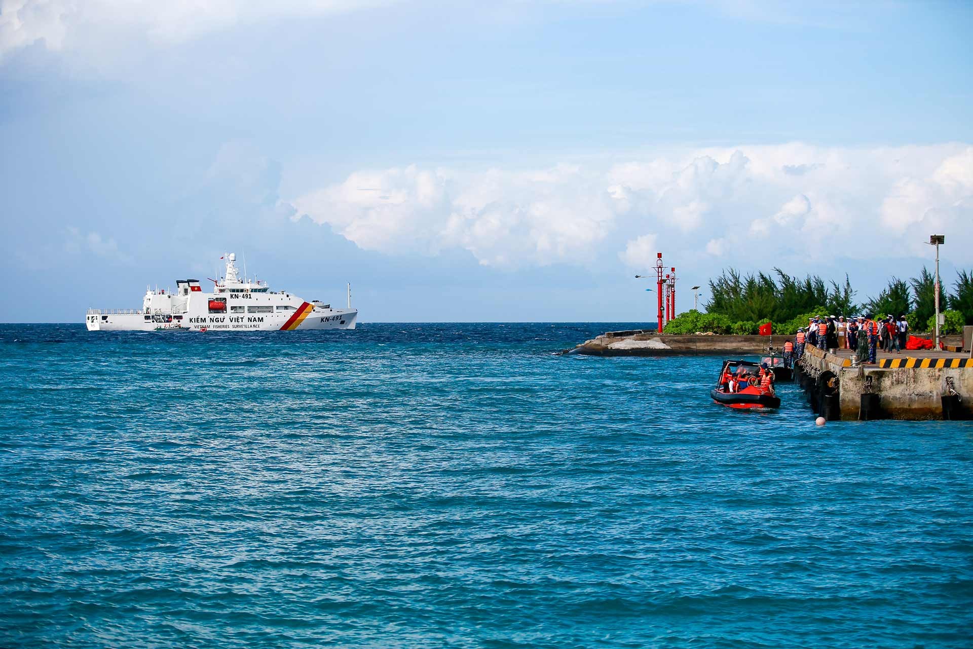 Tàu kiểm ngư 491 phía ngoài âu tầu