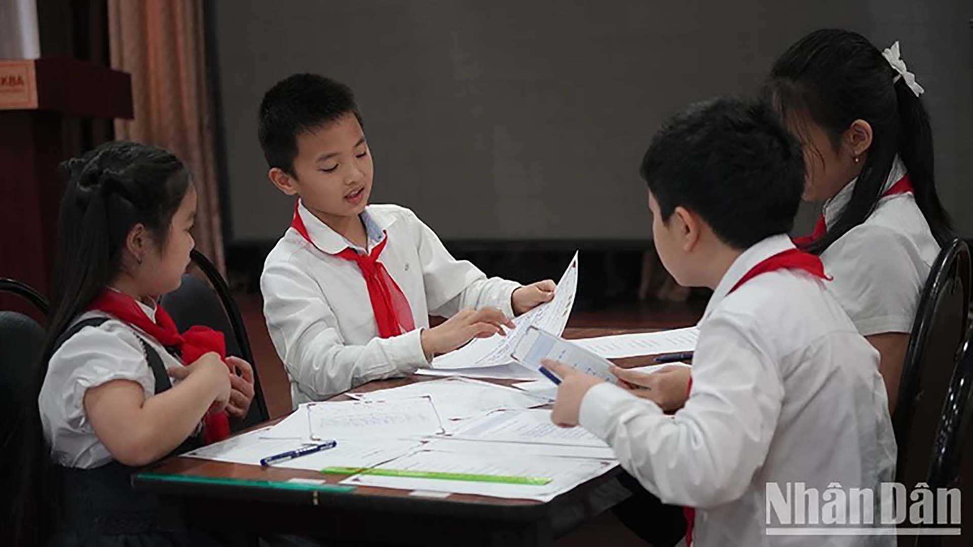 Các em học sinh tham gia Hội thi “Nét chữ - Nết người” (Nguồn: Báo Nhân Dân)