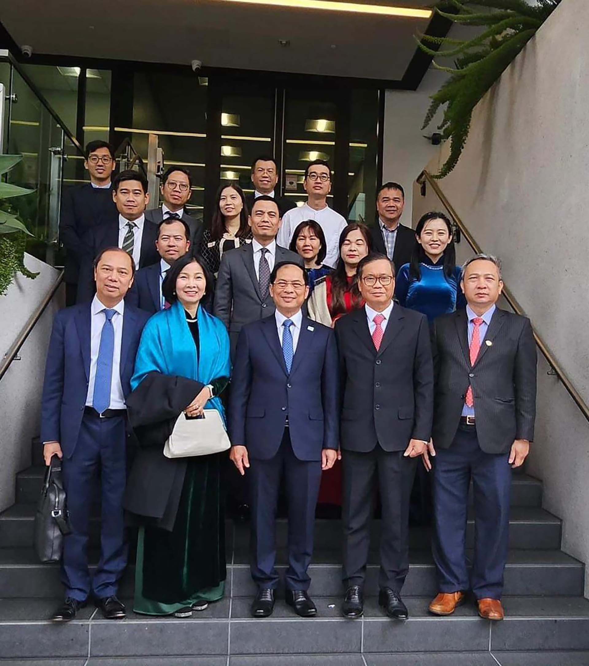 Bộ trưởng Ngoại giao Bùi Thanh Sơn làm việc với đại diện các cơ quan ngoại giao Việt Nam tại Hoa Kỳ Bộ trưởng Ngoại giao Bùi Thanh Sơn làm việc với đại diện các cơ quan ngoại giao Việt Nam tại Hoa Kỳ