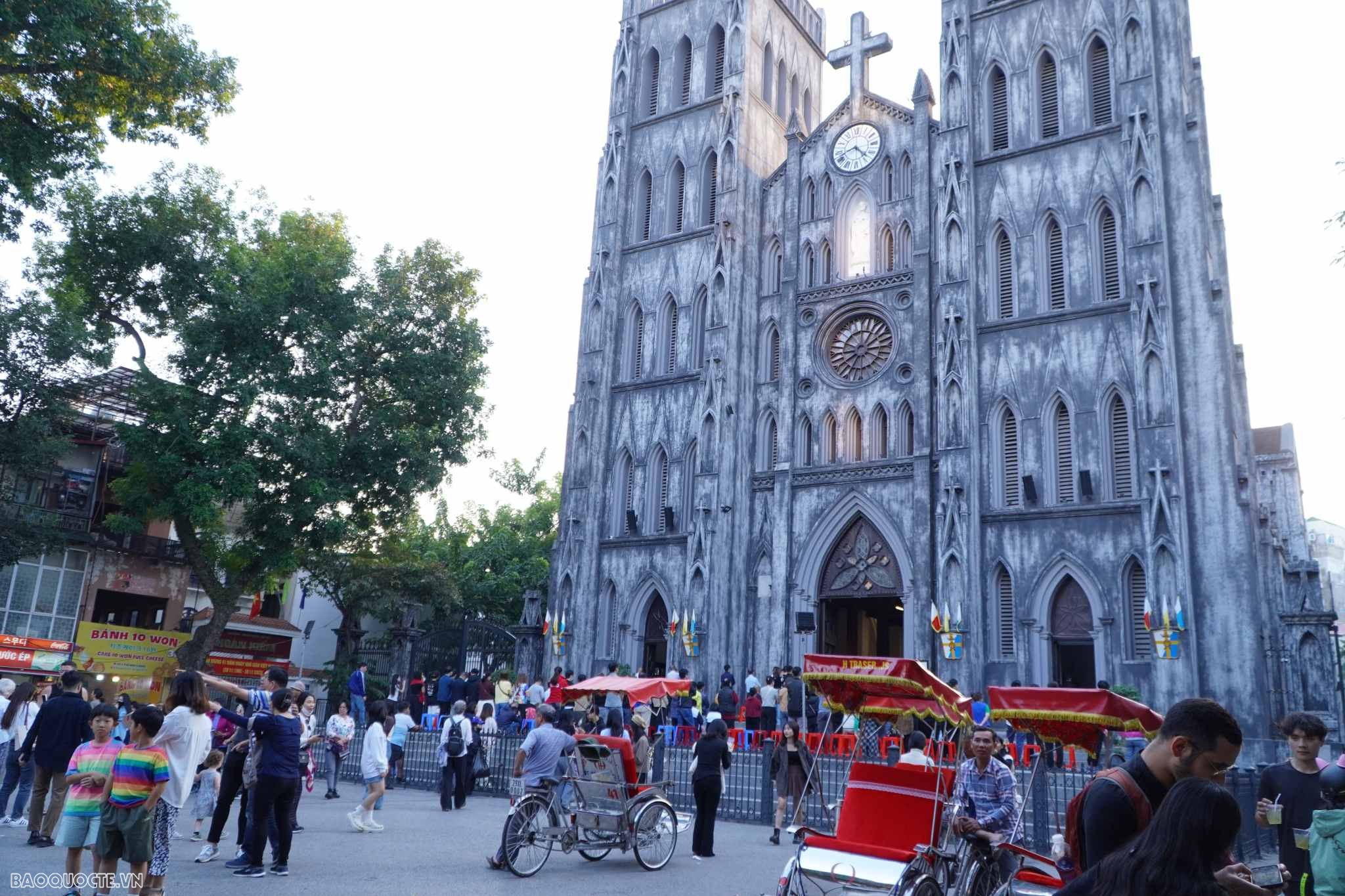 Nhà thờ Lớn - Sức hấp dẫn khó cưỡng với du khách quốc tế