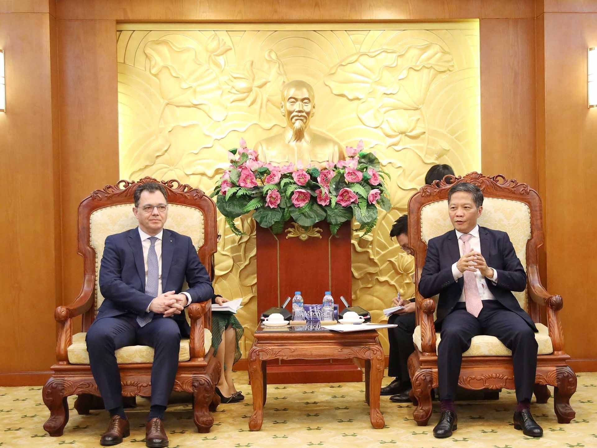 Trưởng ban Kinh tế Trung ương Trần Tuấn Anh tiếp Bộ trưởng Kinh tế, doanh nghiệp và du lịch Romania Stefan-Radu Oprea. (Nguồn: TTXVN) Trưởng ban Kinh tế Trung ương Trần Tuấn Anh tiếp Bộ trưởng Kinh tế, doanh nghiệp và du lịch Romania Stefan-Radu Oprea. (Nguồn: TTXVN)