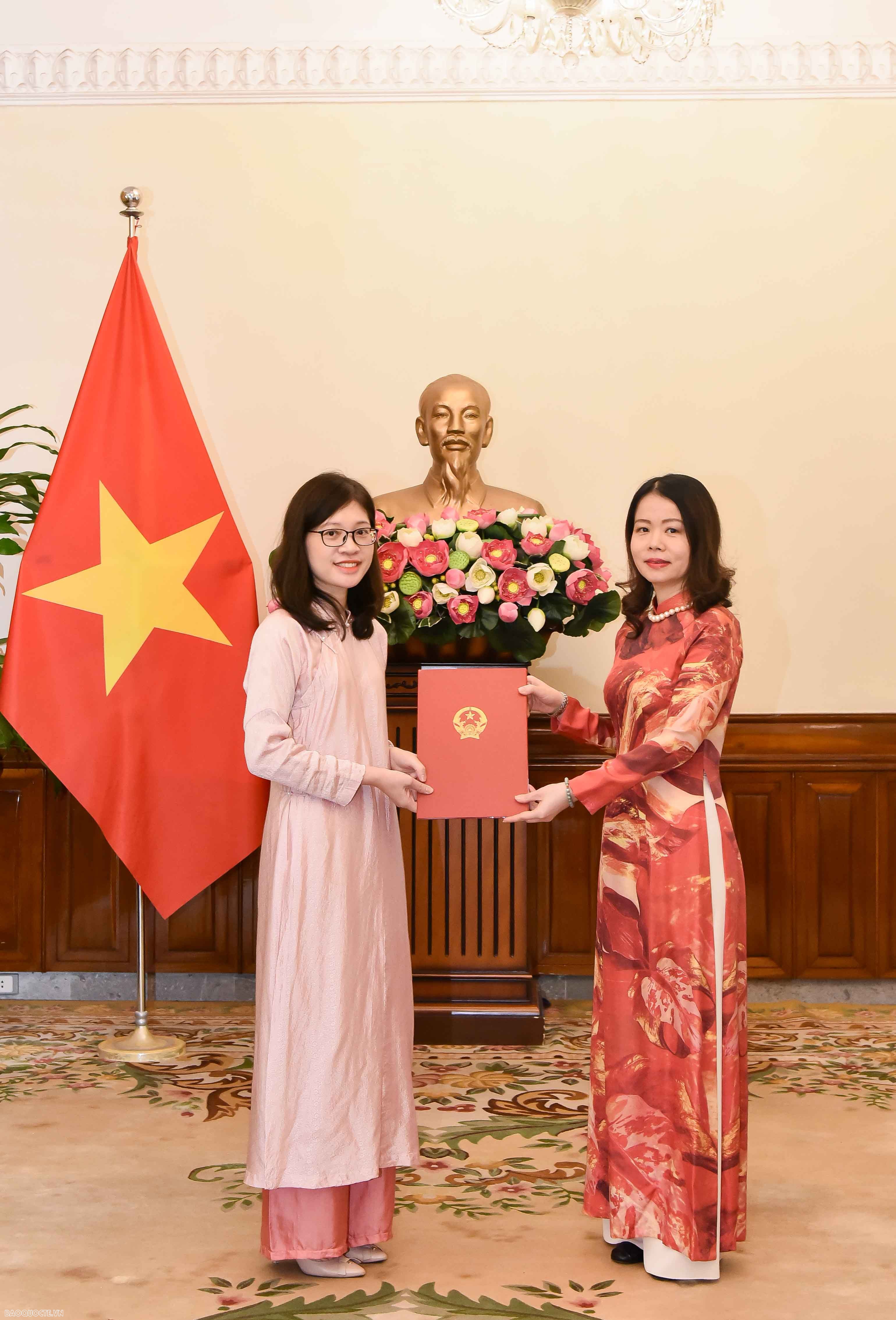 Thứ trưởng Ngoại giao Nguyễn Minh Hằng trao quyết định bổ nhiệm, điều động 4 lãnh đạo cấp Vụ