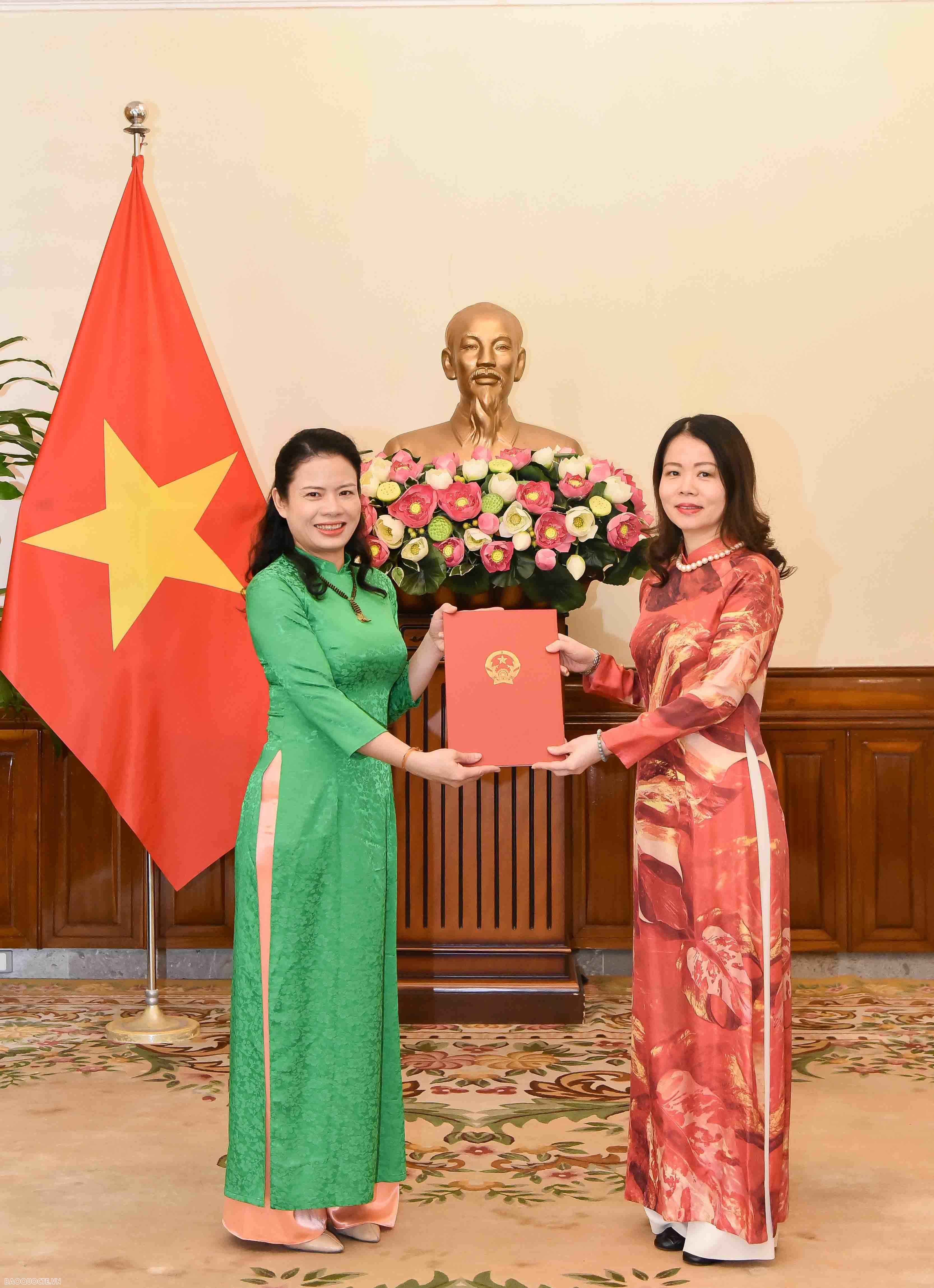 Thứ trưởng Ngoại giao Nguyễn Minh Hằng trao quyết định bổ nhiệm, điều động 4 lãnh đạo cấp Vụ