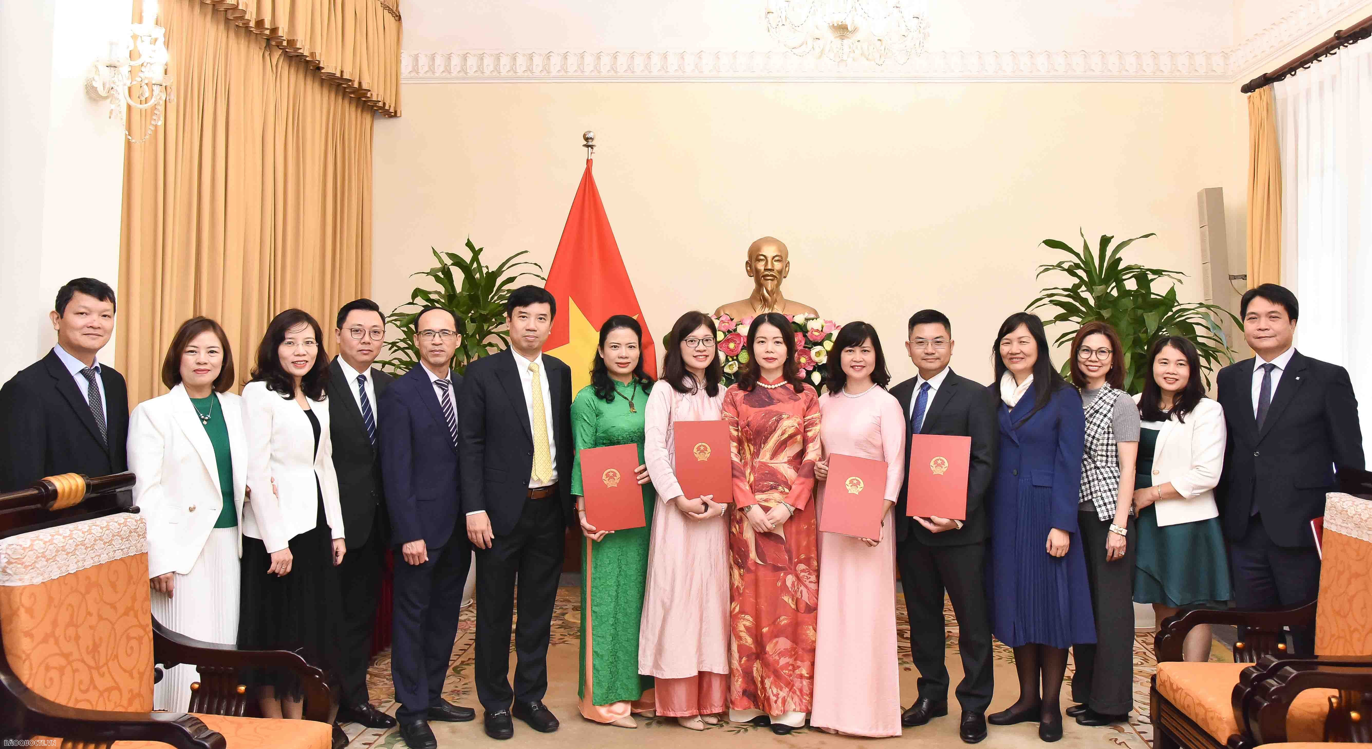 Thứ trưởng Ngoại giao Nguyễn Minh Hằng trao quyết định bổ nhiệm, điều động 4 lãnh đạo cấp Vụ