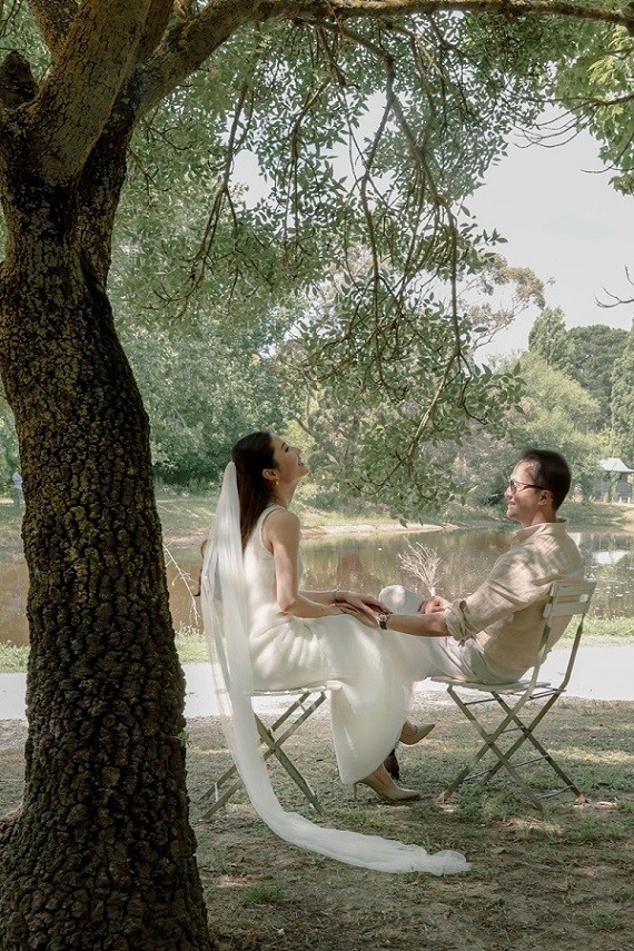 Qua lăng kính của nhiếp ảnh gia Thiên Minh, Diễm My 9x và ông xã, doanh nhân Vinh Nguyễn lưu lại nhiều khoảnh khắc tình tứ ở Australia. Đây là nơi họ gặp nhau lần đầu vào năm 2016, trong khuôn khổ một liên hoan phim. Thành phố Melbourne cũng là nơi bạn trai Việt kiều cầu hôn Diễm My trên khinh khí cầu tháng 12 năm ngoái.