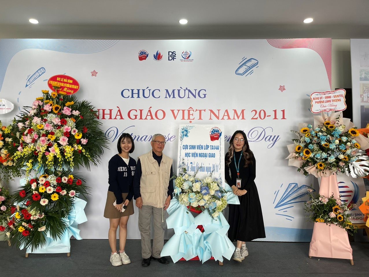 Khi Đại sứ đứng trên bục giảng