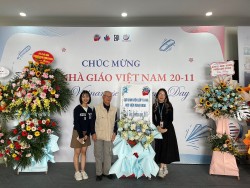 Khi Đại sứ đứng trên bục giảng