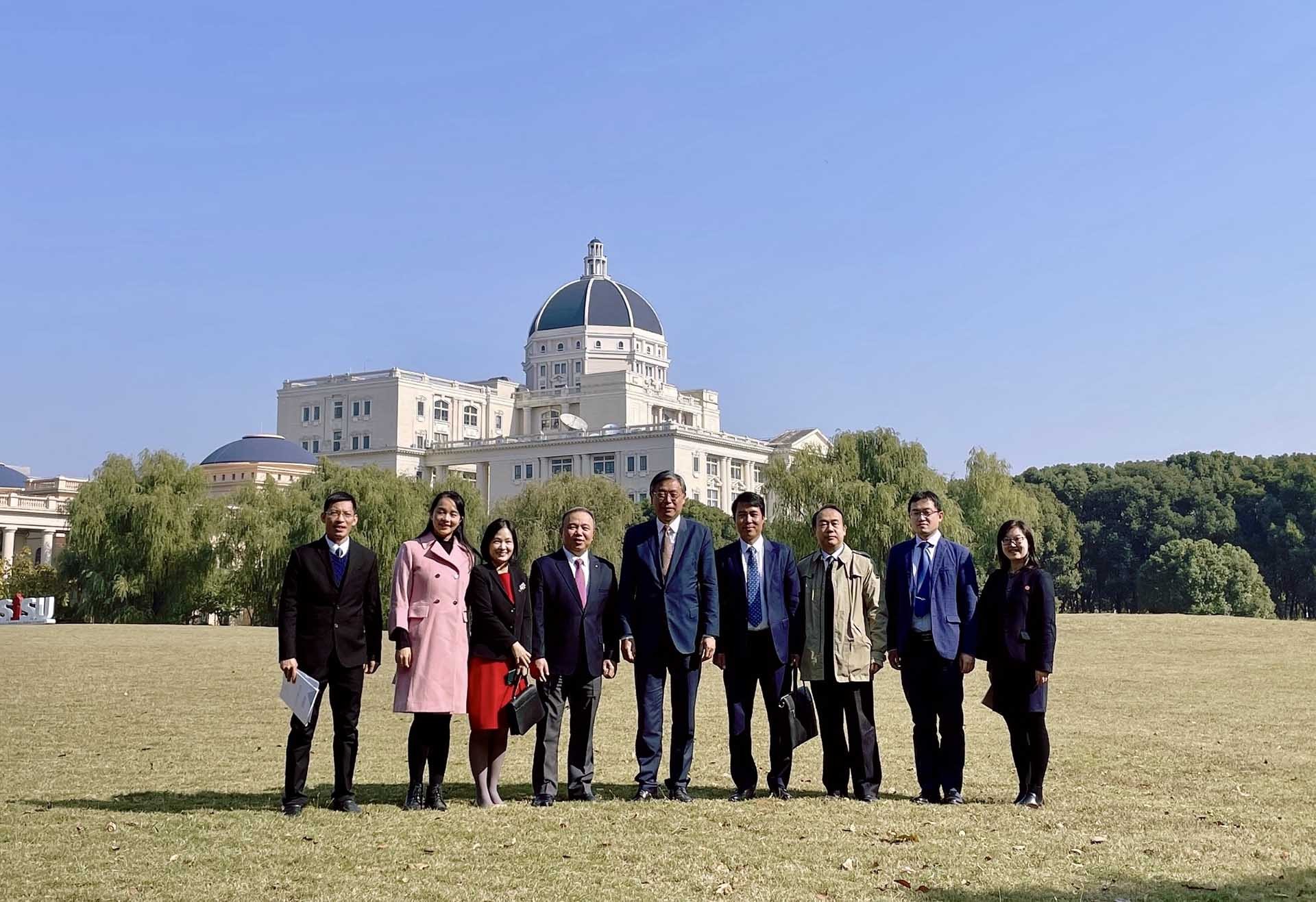 Các đại biểu chụp ảnh lưu niệm. Các đại biểu chụp ảnh lưu niệm.