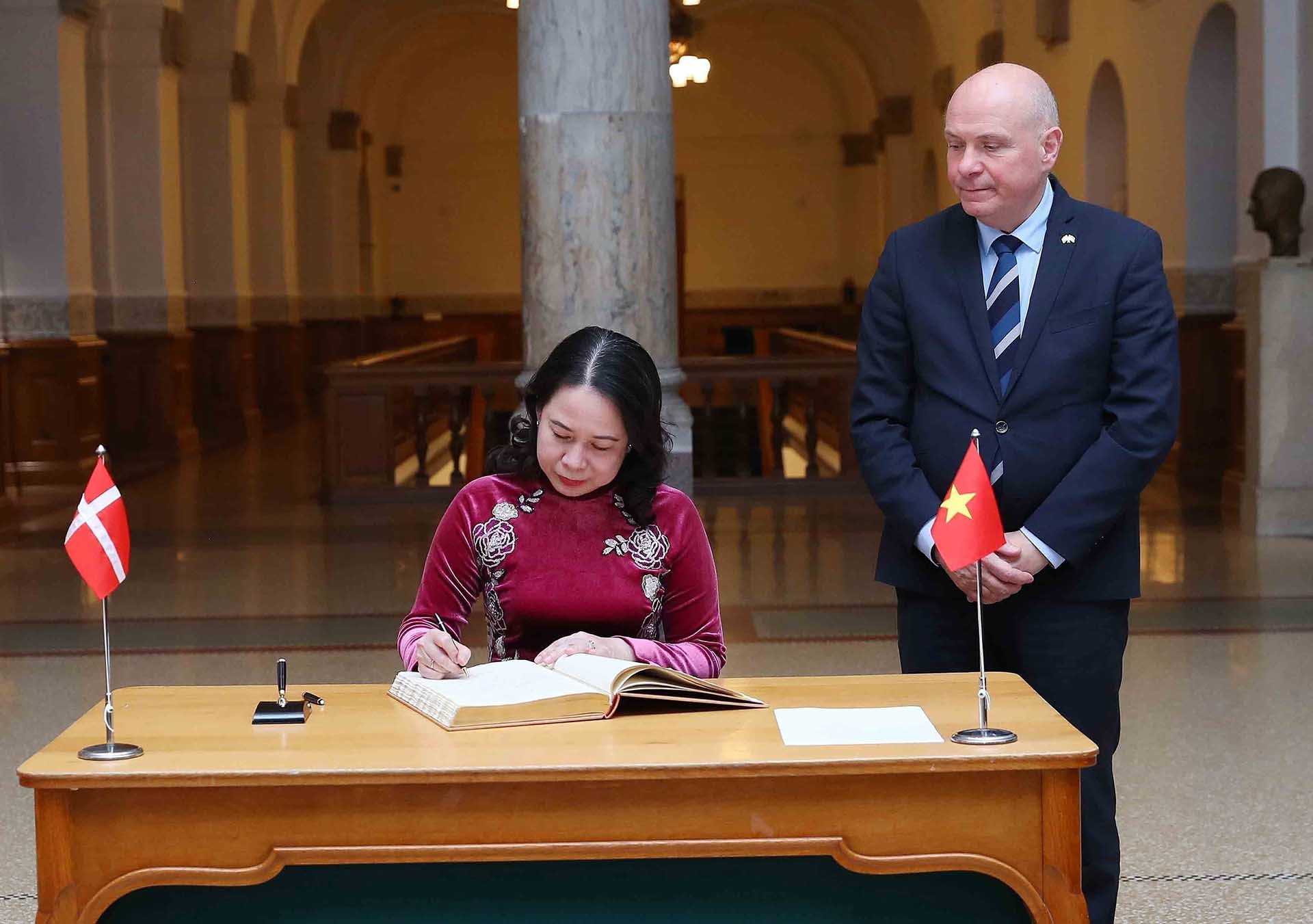 Phó Chủ tịch nước Võ Thị Ánh Xuân viết sổ lưu niệm. (Nguồn: TTXVN) Phó Chủ tịch nước Võ Thị Ánh Xuân viết sổ lưu niệm. (Nguồn: TTXVN)