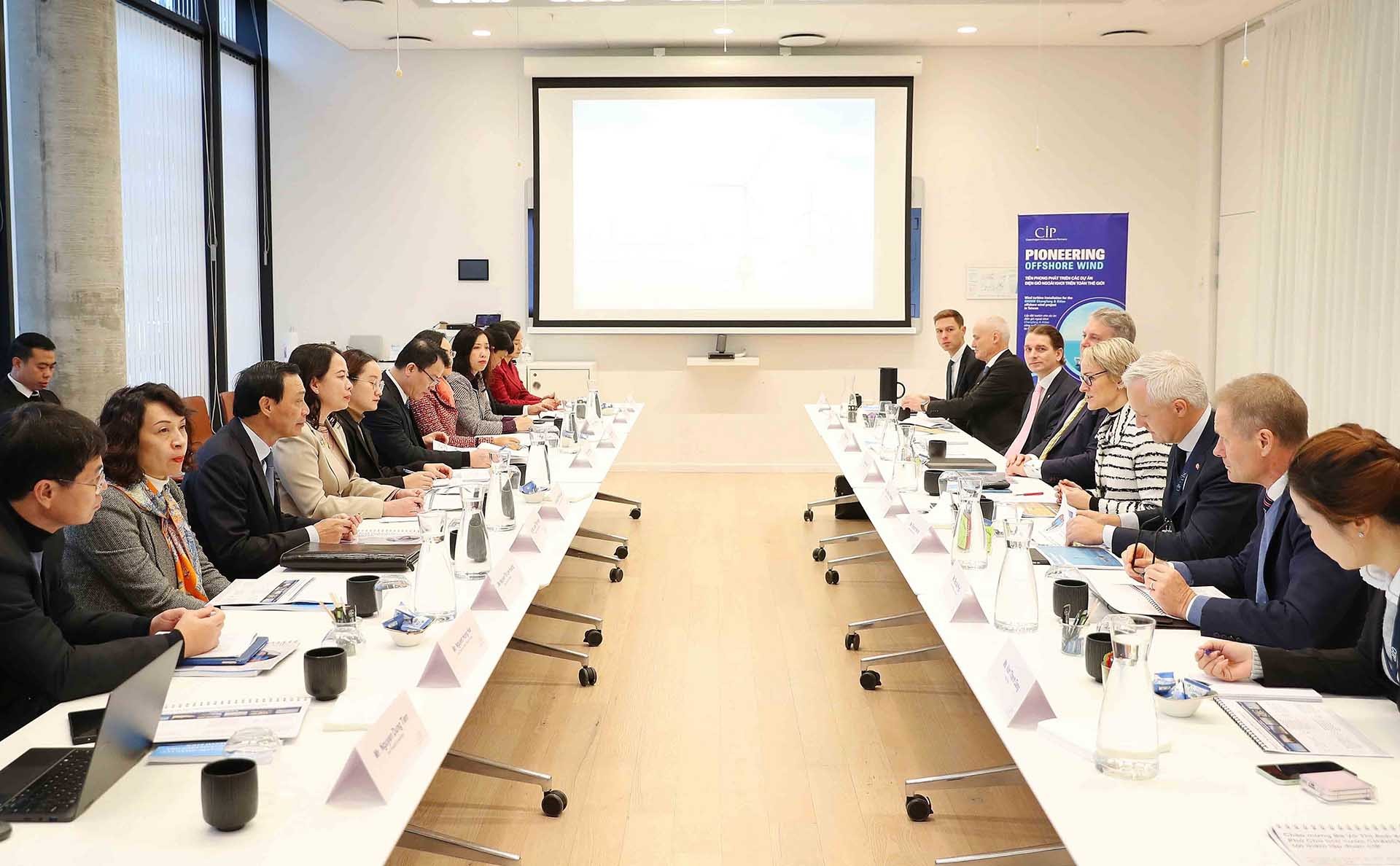 Phó Chủ tịch nước Võ Thị Ánh Xuân làm việc với Tập đoàn Copenhagen Infrastructure Partners (CIP). (Nguồn: TTXVN) Phó Chủ tịch nước Võ Thị Ánh Xuân làm việc với Tập đoàn Copenhagen Infrastructure Partners (CIP). (Nguồn: TTXVN)