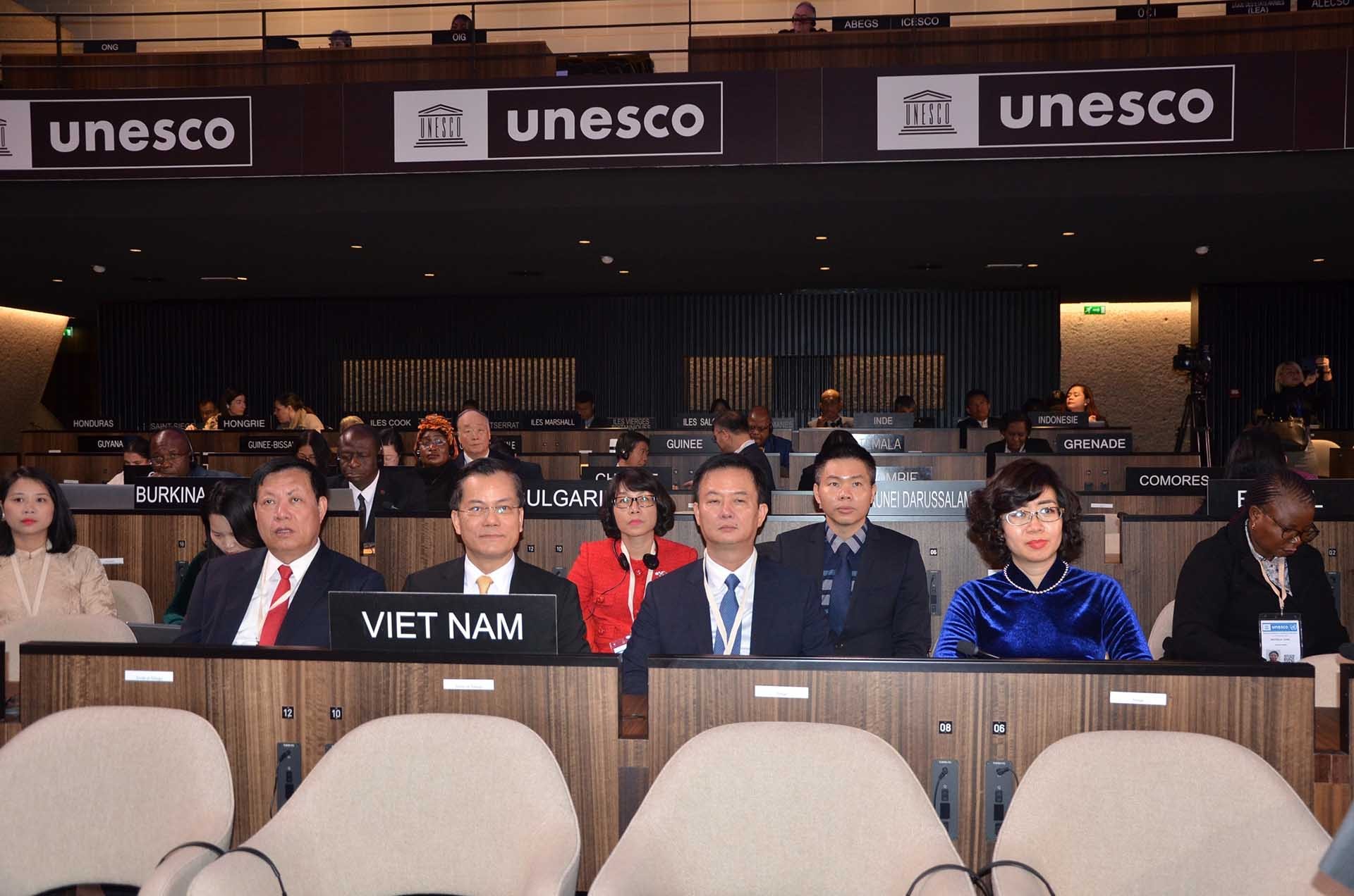 Đoàn đại biểu Việt Nam tham dự kỳ họp Đại hội đồng UNESCO lần thứ 42. (Nguồn: TTXVN) Đoàn đại biểu Việt Nam tham dự kỳ họp Đại hội đồng UNESCO lần thứ 42. (Nguồn: TTXVN)