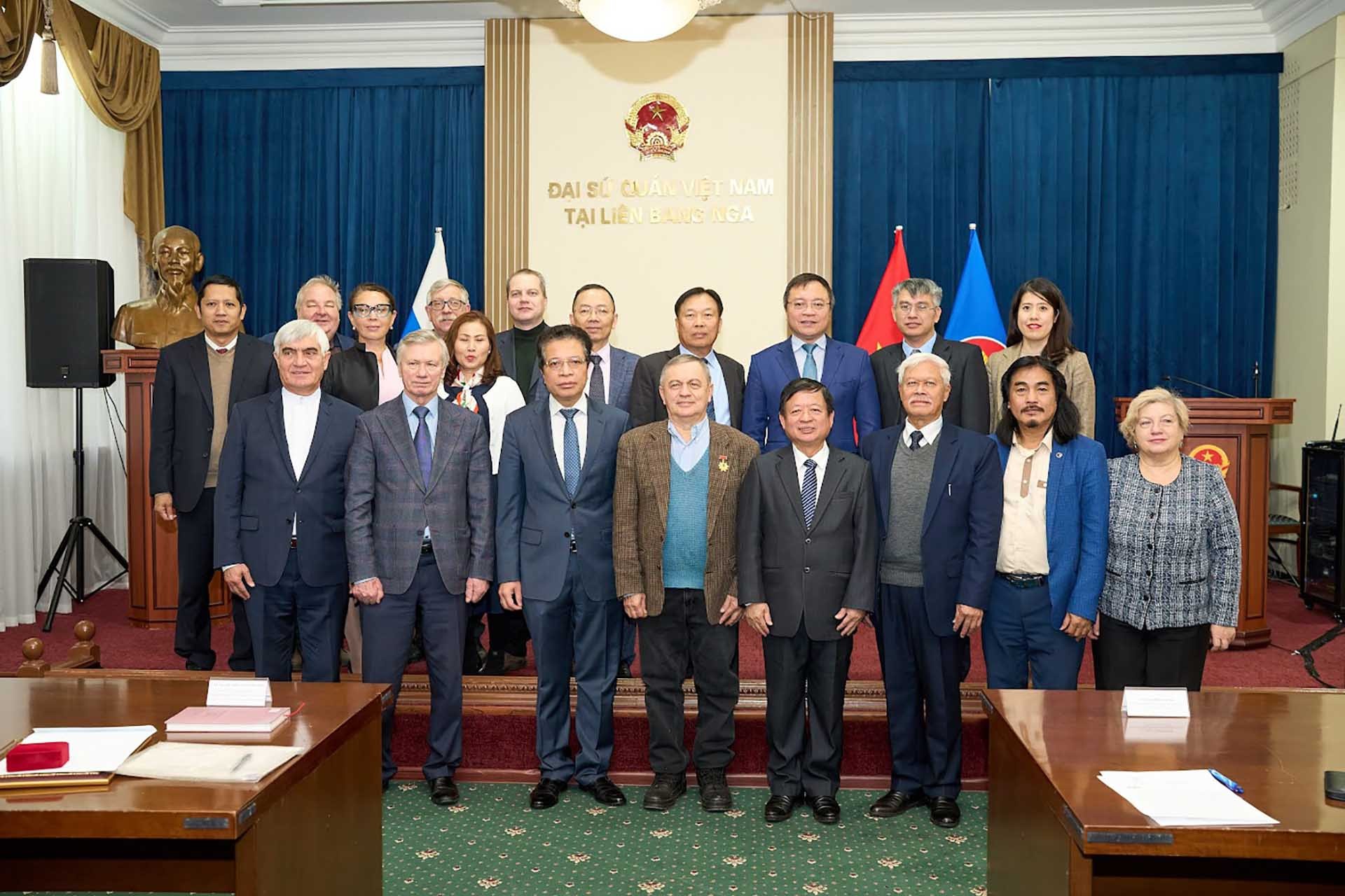 Các đại biểu chụp ảnh lưu niệm cùng học giả Anatoly Sokolov (Nguồn: TTXVN) Các đại biểu chụp ảnh lưu niệm cùng học giả Anatoly Sokolov (Nguồn: TTXVN)