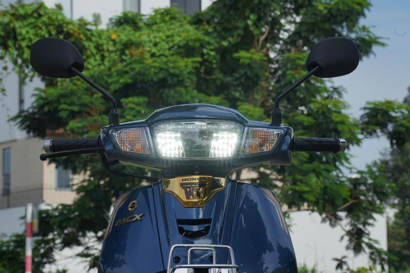 Đèn chiếu sáng sử dụng bóng LED, thiết kế hình thang nối liền với đèn định vị ban ngày. Đèn chiếu sáng sử dụng bóng LED, thiết kế hình thang nối liền với đèn định vị ban ngày.