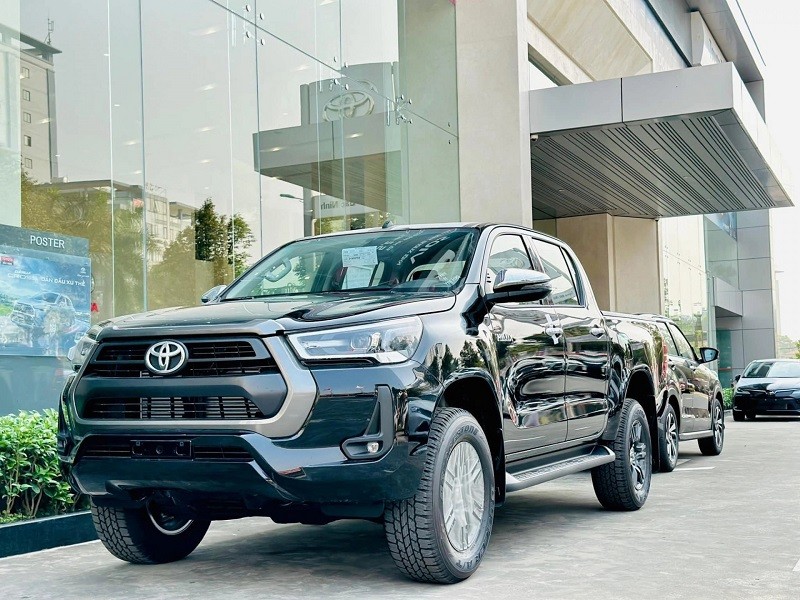 oyota Hilux 2.4L 4x2 AT nâng cấp hệ thống chiếu sáng LED.