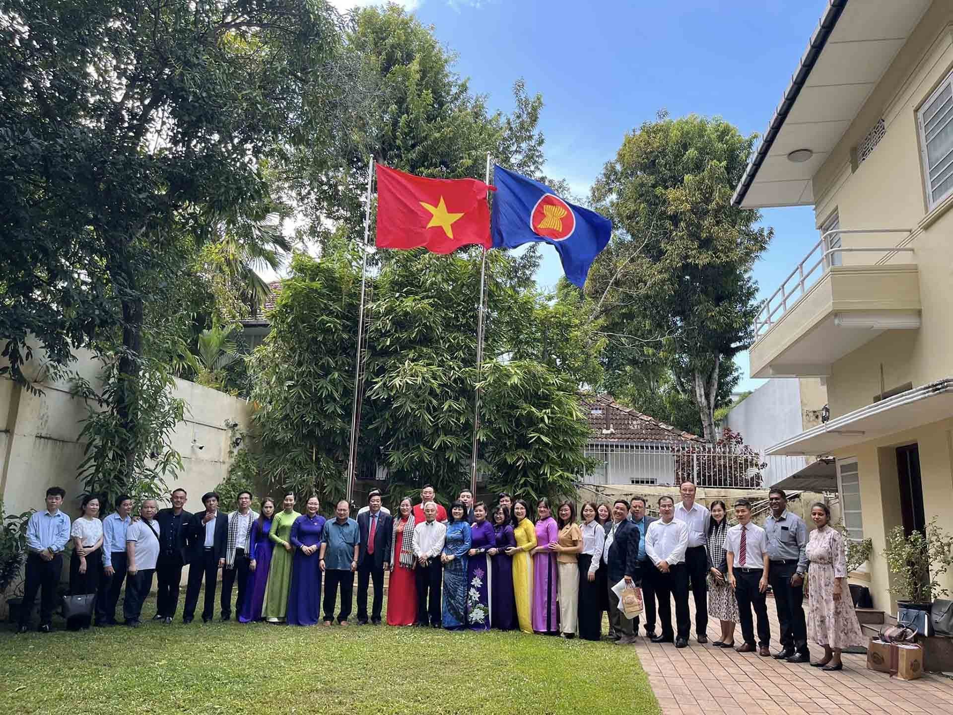 Đoàn công tác Trung ương Đảng và tỉnh Vĩnh Long thăm, làm việc tại Sri Lanka