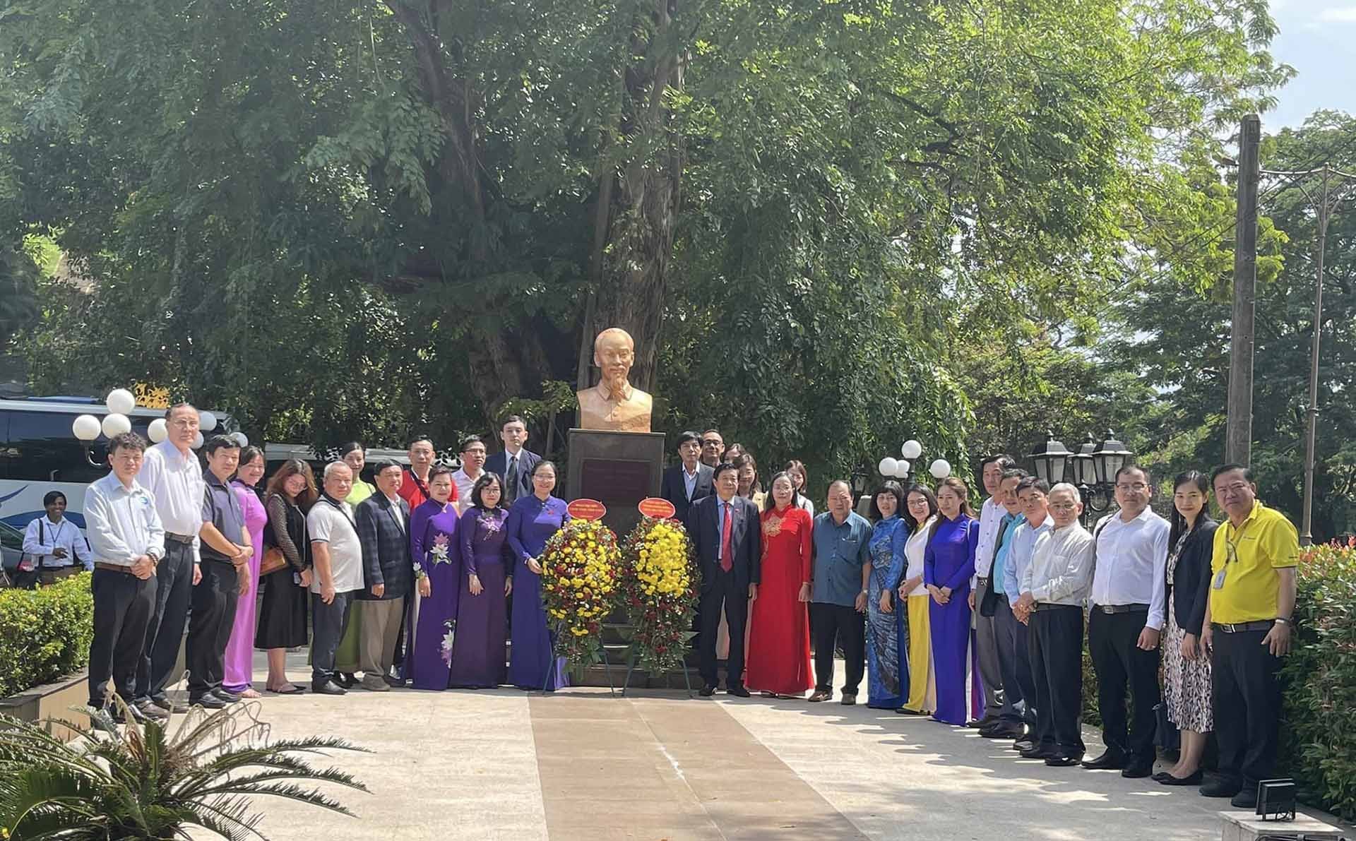 Đoàn công tác Trung ương Đảng và tỉnh Vĩnh Long thăm, làm việc tại Sri Lanka