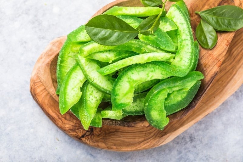 Gội đầu với nước đun vỏ bưởi giúp làm đẹp mái tóc và cảm giác thư thái, dễ chịu. (Nguồn: Seoul Spa) Gội đầu với nước đun vỏ bưởi giúp làm đẹp mái tóc và cảm giác thư thái, dễ chịu. (Nguồn: Seoul Spa)