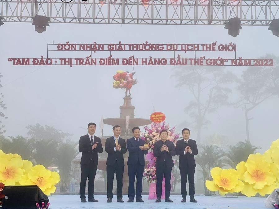 Lễ đón nhận giải thưởng du lịch thế giới 'am Đảo – Thị trấn điểm đến hàng đầu thế giới năm 2022'. (Nguồn: vneconomy) Lễ đón nhận giải thưởng du lịch thế giới 'am Đảo – Thị trấn điểm đến hàng đầu thế giới năm 2022'. (Nguồn: vneconomy)