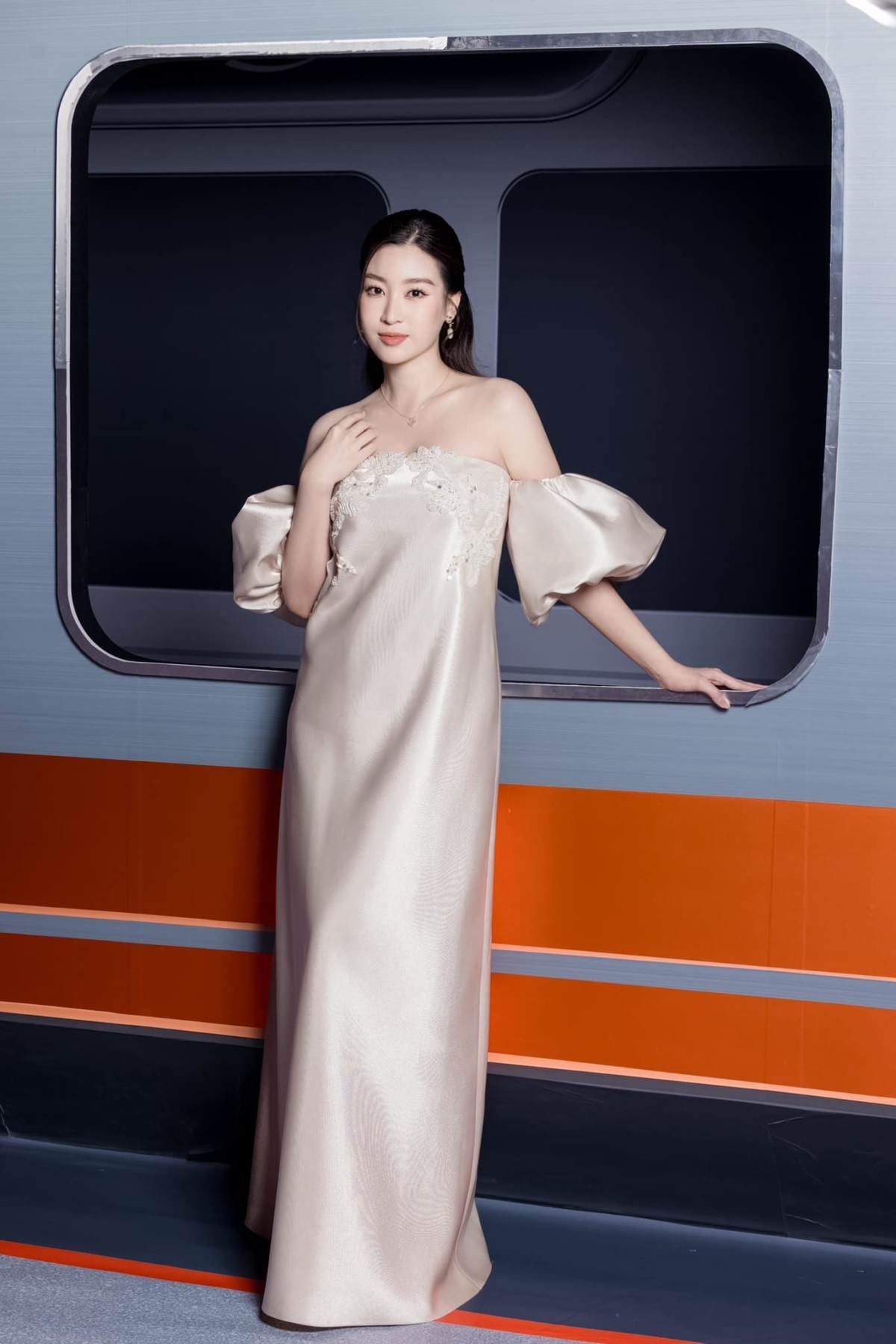 Hoa hậu Đỗ Mỹ Linh dịu dàng cùng phong cách thời trang đơn sắc nhẹ nhàng