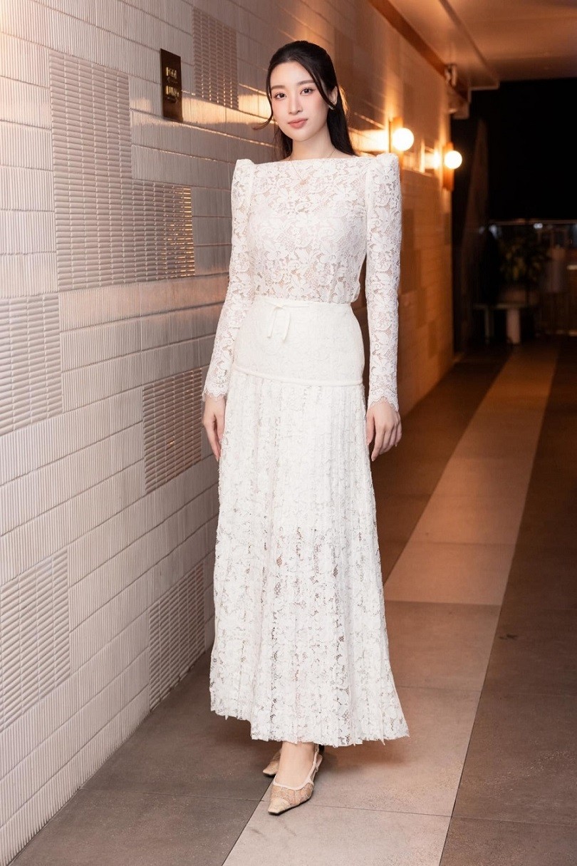 Hoa hậu Đỗ Mỹ Linh xinh đẹp cùng phong cách thời trang đơn sắc nhẹ nhàng