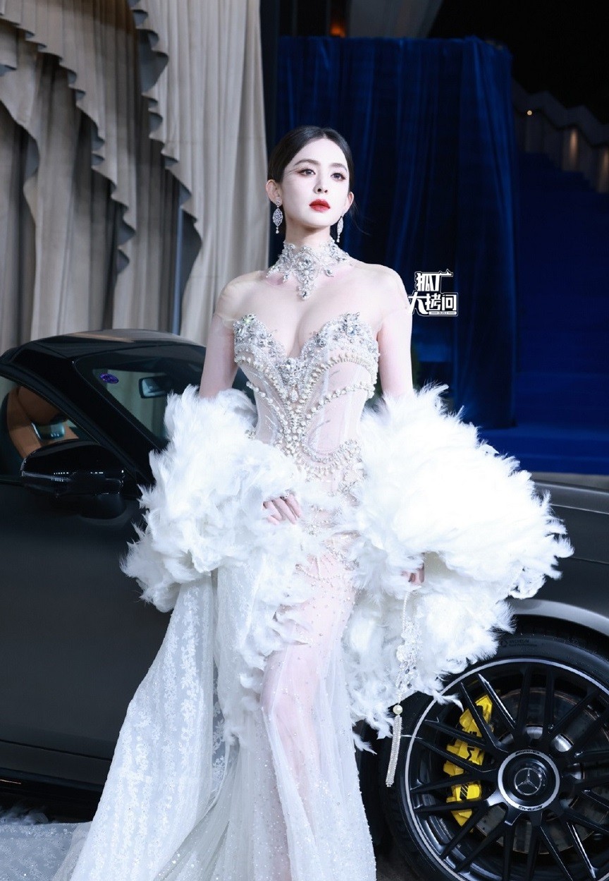 Mỹ nhân Trung Quốc Cổ Lực Na Trát xinh đẹp như tiên nữ với đầm trắng nhà thiết kế Việt