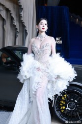 Mỹ nhân Trung Quốc Cổ Lực Na Trát xinh đẹp như tiên nữ với đầm trắng nhà thiết kế Việt