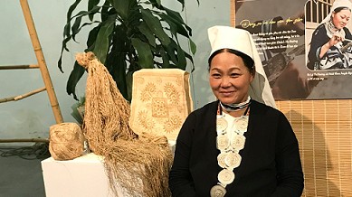 Nét đẹp của nghệ thuật vẽ sáp ong trên vải của chị em dân tộc Mông và Dao Tiền