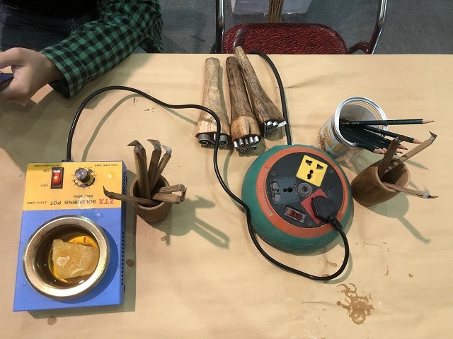 Nét đẹp của nghệ thuật vẽ sáp ong trên vải