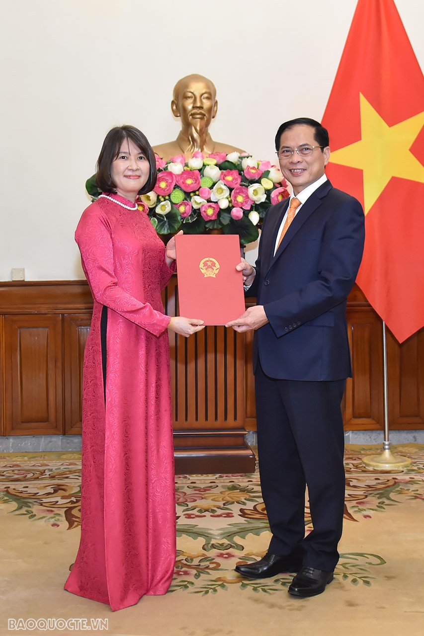 Tại buổi lễ, Ủy viên Trung ương Đảng, Bộ trưởng Ngoại giao Bùi Thanh Sơn trao quyết định bổ nhiệm bà Nguyễn Thị Thìn, Trưởng ban, Ban Đào tạo, Học viện Ngoại giao, giữ chức Phó Giám đốc, Học viện Ngoại giao. Tại buổi lễ, Ủy viên Trung ương Đảng, Bộ trưởng Ngoại giao Bùi Thanh Sơn trao quyết định bổ nhiệm bà Nguyễn Thị Thìn, Trưởng ban, Ban Đào tạo, Học viện Ngoại giao, giữ chức Phó Giám đốc, Học viện Ngoại giao.