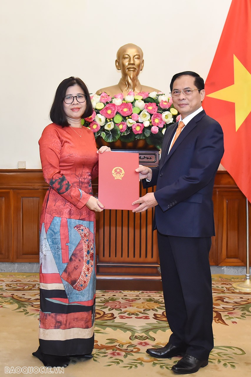 Ủy viên Trung ương Đảng, Bộ trưởng Ngoại giao Bùi Thanh Sơn trao quyết định điều động, bổ nhiệm bà Đoàn Phương Lan, Quyền Cục trưởng, Cục Quản trị Tài vụ, giữ chức Vụ trưởng Vụ Tổng hợp kinh tế. Ủy viên Trung ương Đảng, Bộ trưởng Ngoại giao Bùi Thanh Sơn trao quyết định điều động, bổ nhiệm bà Đoàn Phương Lan, Quyền Cục trưởng, Cục Quản trị Tài vụ, giữ chức Vụ trưởng Vụ Tổng hợp kinh tế.