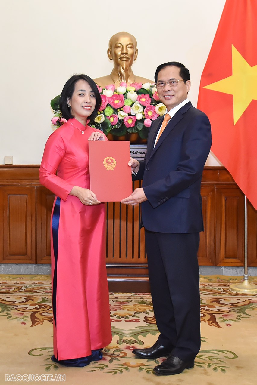 Ủy viên Trung ương Đảng, Bộ trưởng Ngoại giao Bùi Thanh Sơn trao quyết định bổ nhiệm bà Phạm Thu Hằng, Quyền Vụ trưởng, Vụ Thông tin Báo chí, giữ chức Vụ trưởng, Vụ Thông tin Báo chí. Ủy viên Trung ương Đảng, Bộ trưởng Ngoại giao Bùi Thanh Sơn trao quyết định bổ nhiệm bà Phạm Thu Hằng, Quyền Vụ trưởng, Vụ Thông tin Báo chí, giữ chức Vụ trưởng, Vụ Thông tin Báo chí.