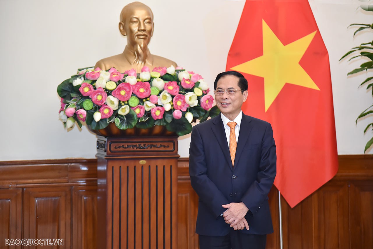 Phát biểu tại lễ trao quyết định bổ nhiệm, Bộ trưởng Ngoại giao Bùi Thanh Sơn chúc mừng các cán bộ được bổ nhiệm vào vị trí công tác mới; đồng thời khẳng định đây là sự tin tưởng của Ban cán sự Đảng Bộ đối với năng lực, kinh nghiệm công tác của cán bộ. Bộ trưởng nhấn mạnh, toàn ngành đối ngoại tiếp tục quyết liệt triển khai đường lối đối ngoại theo Nghị quyết Đại hội XIII của Đảng, phát huy mạnh mẽ vai trò tiên phong, giữ vững môi trường hòa bình, ổn định phục vụ phát triển đất nước, từ đó nâng cao vị thế và uy tín đất nước trên trường quốc tế. Phát biểu tại lễ trao quyết định bổ nhiệm, Bộ trưởng Ngoại giao Bùi Thanh Sơn chúc mừng các cán bộ được bổ nhiệm vào vị trí công tác mới; đồng thời khẳng định đây là sự tin tưởng của Ban cán sự Đảng Bộ đối với năng lực, kinh nghiệm công tác của cán bộ. Bộ trưởng nhấn mạnh, toàn ngành đối ngoại tiếp tục quyết liệt triển khai đường lối đối ngoại theo Nghị quyết Đại hội XIII của Đảng, phát huy mạnh mẽ vai trò tiên phong, giữ vững môi trường hòa bình, ổn định phục vụ phát triển đất nước, từ đó nâng cao vị thế và uy tín đất nước trên trường quốc tế.