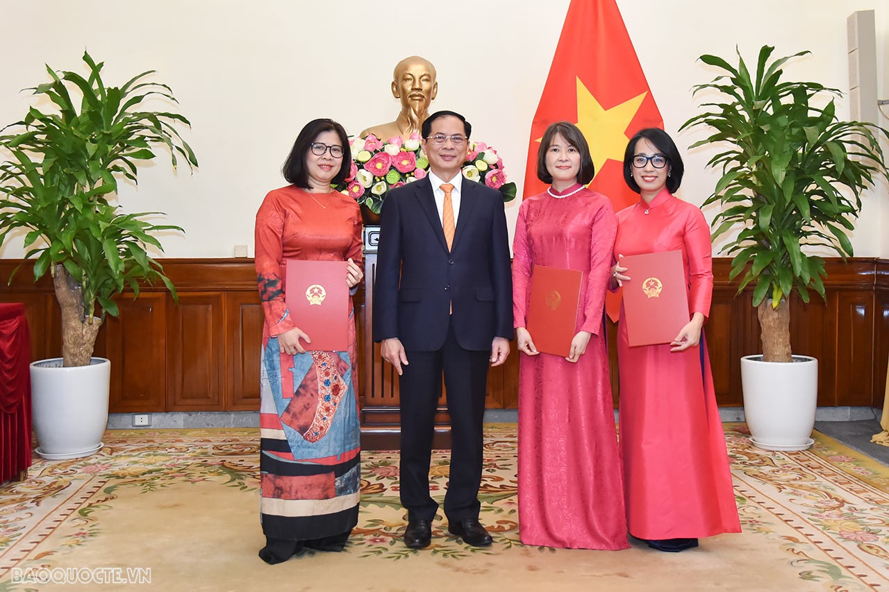 Giao nhiệm vụ cụ thể cho từng cán bộ, Bộ trưởng mong muốn, các cán bộ được bổ nhiệm vị trí công tác mới tiếp tục nỗ lực hết sức mình, phát huy năng lực, sở trường, tinh thần chủ động, dấn thân, phối hợp tốt với các đơn vị liên quan để hoàn thành xuất sắc nhiệm vụ tiên phong mở đường, đồng hành, phục vụ lợi ích của người dân, địa phương và doanh nghiệp trong hội nhập quốc tế; xây dựng ngành Ngoại giao trong sạch, toàn diện, hiện đại. Giao nhiệm vụ cụ thể cho từng cán bộ, Bộ trưởng mong muốn, các cán bộ được bổ nhiệm vị trí công tác mới tiếp tục nỗ lực hết sức mình, phát huy năng lực, sở trường, tinh thần chủ động, dấn thân, phối hợp tốt với các đơn vị liên quan để hoàn thành xuất sắc nhiệm vụ tiên phong mở đường, đồng hành, phục vụ lợi ích của người dân, địa phương và doanh nghiệp trong hội nhập quốc tế; xây dựng ngành Ngoại giao trong sạch, toàn diện, hiện đại.