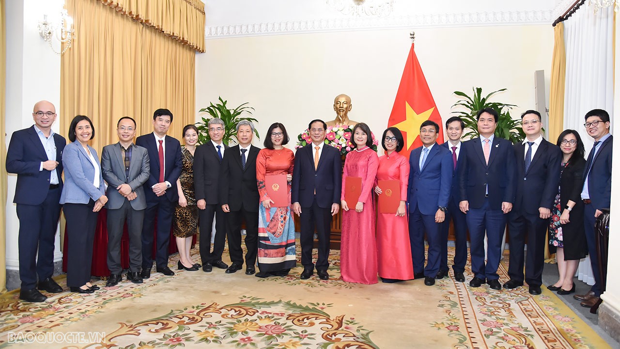 Các cán bộ mới được bổ nhiệm bày tỏ vinh dự khi được Ban Cán sự Đảng Bộ, Bộ trưởng Bùi Thanh Sơn tin tưởng phân công nhiệm vụ mới; khẳng định cùng với tập thể đơn vị nỗ lực hết sức mình, trên tinh thần phụng sự, tiếp tục đổi mới phương thức làm việc, hoàn thành tốt công việc được giao, xứng đáng với sự tin cậy của Bộ trưởng và tập thể Lãnh đạo Bộ. Các cán bộ mới được bổ nhiệm bày tỏ vinh dự khi được Ban Cán sự Đảng Bộ, Bộ trưởng Bùi Thanh Sơn tin tưởng phân công nhiệm vụ mới; khẳng định cùng với tập thể đơn vị nỗ lực hết sức mình, trên tinh thần phụng sự, tiếp tục đổi mới phương thức làm việc, hoàn thành tốt công việc được giao, xứng đáng với sự tin cậy của Bộ trưởng và tập thể Lãnh đạo Bộ.