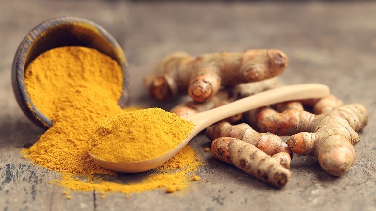 Chất curcumin trong củ nghệ có thể làm giảm các dấu hiệu tổn thương gan ở những người mắc bệnh gan nhiễm mỡ. Chất curcumin trong củ nghệ có thể làm giảm các dấu hiệu tổn thương gan ở những người mắc bệnh gan nhiễm mỡ.
