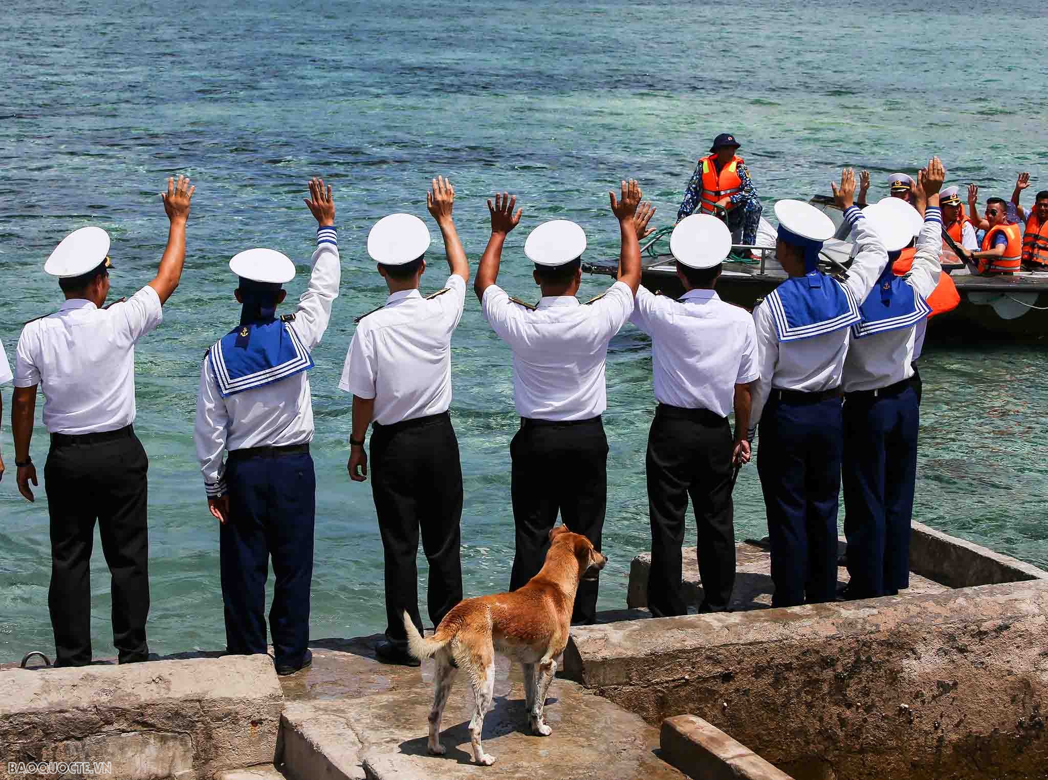 Những người bạn 4 chân của chiến sĩ Trường Sa