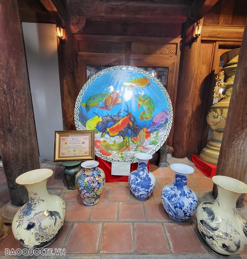 8-	Tác phẩm “Cửu long ngư quần hội” đĩa gốm của nghệ nhân Đào Việt Bình xác lập kỷ lục lớn nhất Việt Nam. (Ảnh:Mathias)