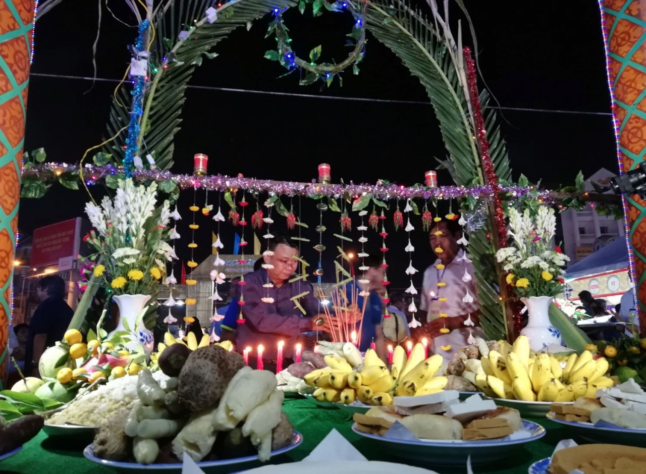 Nghi lễ cúng trăng, thường làm một chiếc cổng bằng thân lá dừa (hoặc cây mía) có trang trí hoa lá…lễ vật gồm cốm dẹp, khoai lang, trái cây, bánh dẹp, bánh in, bánh pía… (Ảnh: Phương Nghi) Nghi lễ cúng trăng, thường làm một chiếc cổng bằng thân lá dừa (hoặc cây mía) có trang trí hoa lá…lễ vật gồm cốm dẹp, khoai lang, trái cây, bánh dẹp, bánh in, bánh pía… (Ảnh: Phương Nghi)