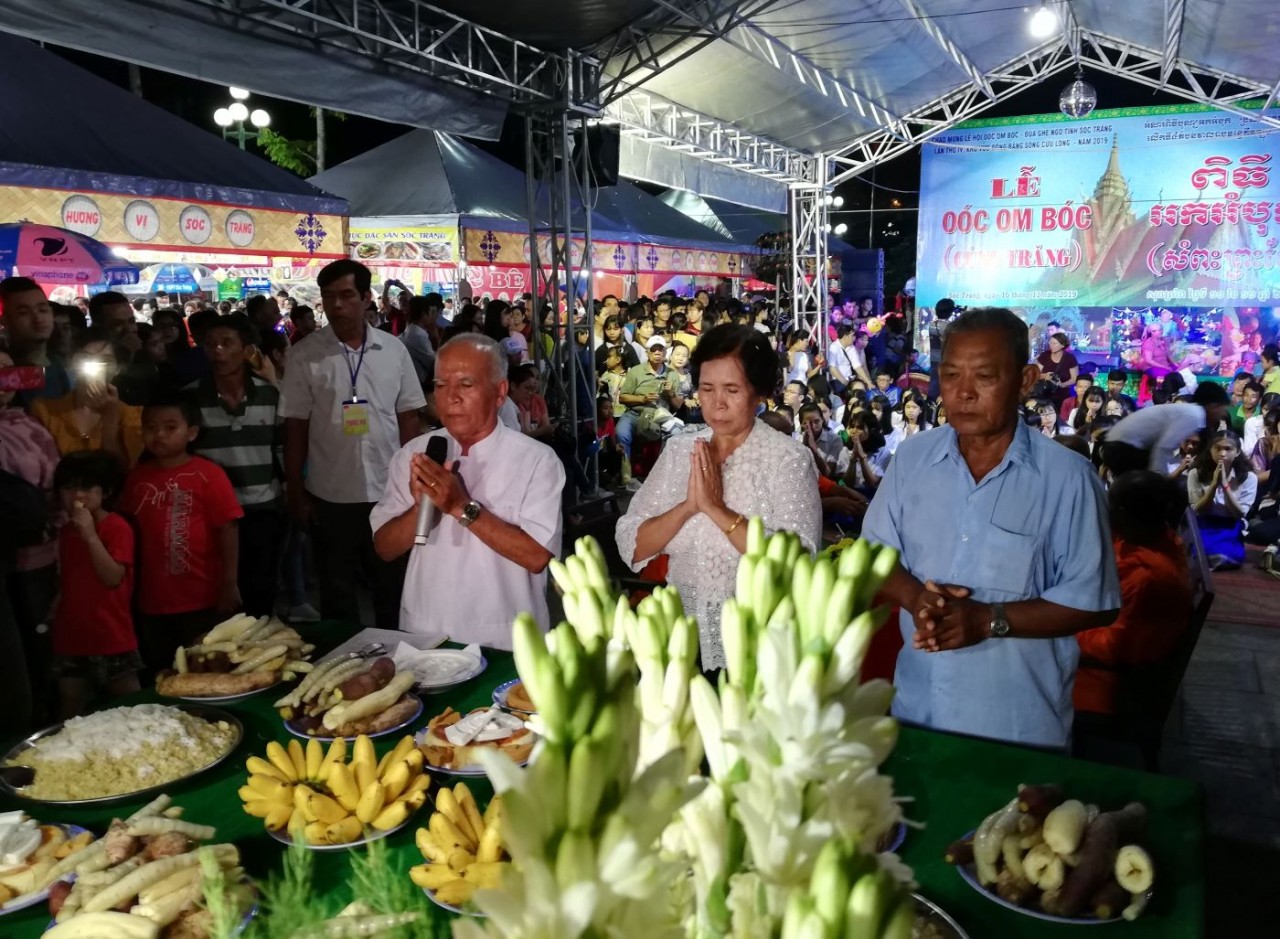 Acha làm chủ lễ thực hiện nghi thức cúng trăng mừng Lễ Ok Om Bok. (Ảnh: Phương Nghi) Acha làm chủ lễ thực hiện nghi thức cúng trăng mừng Lễ Ok Om Bok. (Ảnh: Phương Nghi)
