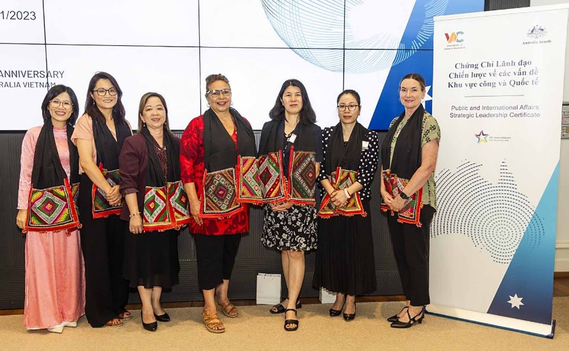 Các đại biểu chụp ảnh lưu niệm.