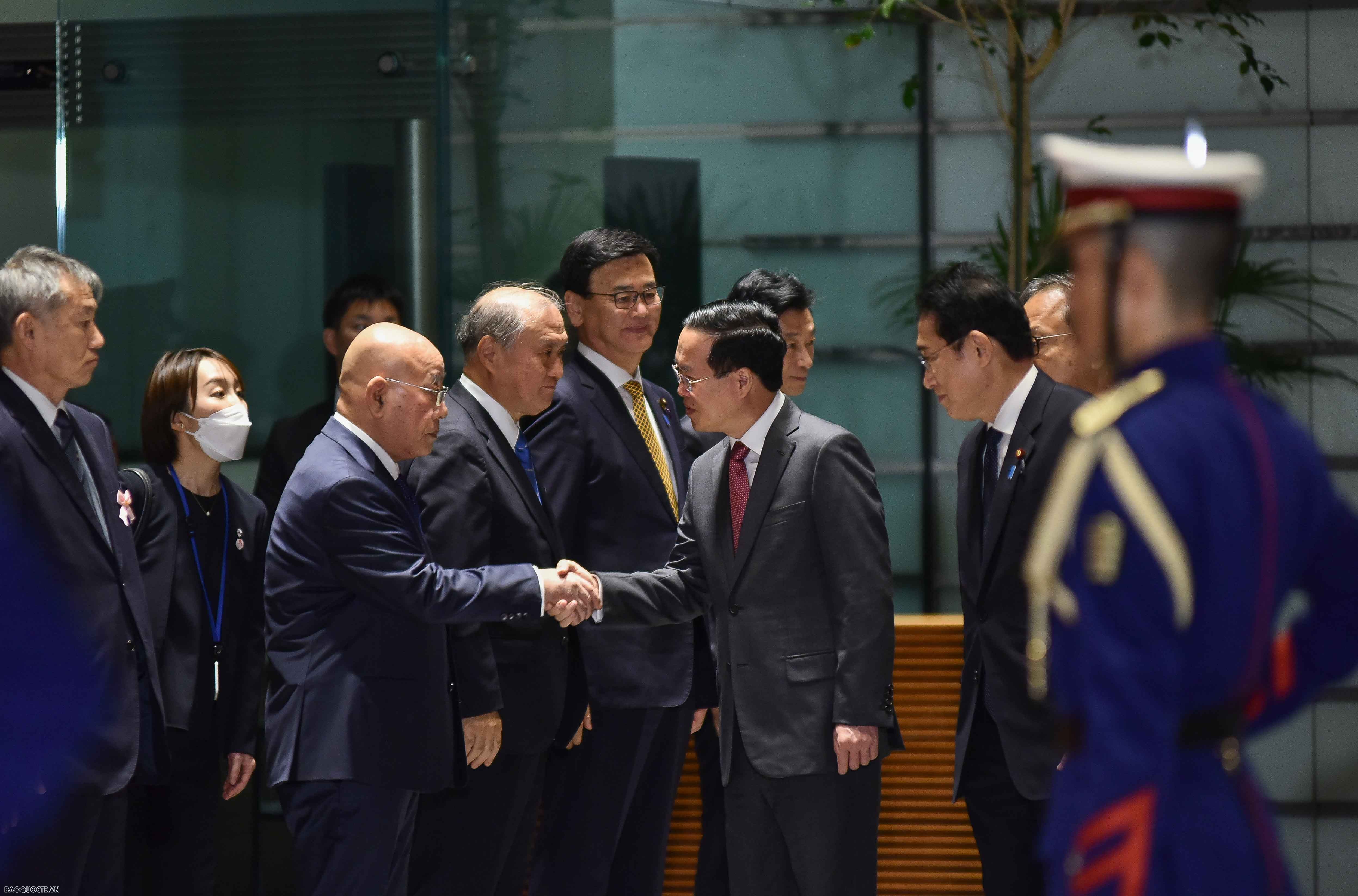 Lễ đón chính thức Chủ tịch nước và Phu nhân tại Văn phòng Thủ tướng Nhật Bản Lễ đón chính thức Chủ tịch nước và Phu nhân tại Văn phòng Thủ tướng Nhật Bản