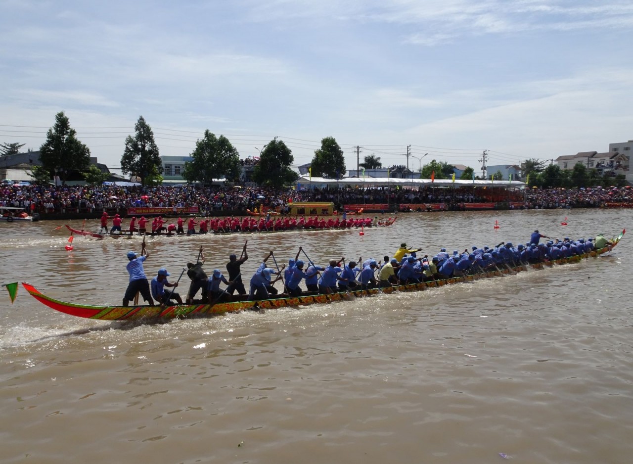 Chung kết nam ở nội dung 1.200m, đội ghe ngo chùa Tum Núp 2 (xã An Ninh, huyện Châu Thành, tỉnh Sóc Trăng) với đội ghe ngo chùa Nô Rên Răng Sây (thị trấn Châu Hưng, huyện Thạnh Trị, tỉnh Sóc Trăng). (Ảnh: Phương Nghi) Chung kết nam ở nội dung 1.200m, đội ghe ngo chùa Tum Núp 2 (xã An Ninh, huyện Châu Thành, tỉnh Sóc Trăng) với đội ghe ngo chùa Nô Rên Răng Sây (thị trấn Châu Hưng, huyện Thạnh Trị, tỉnh Sóc Trăng). (Ảnh: Phương Nghi)