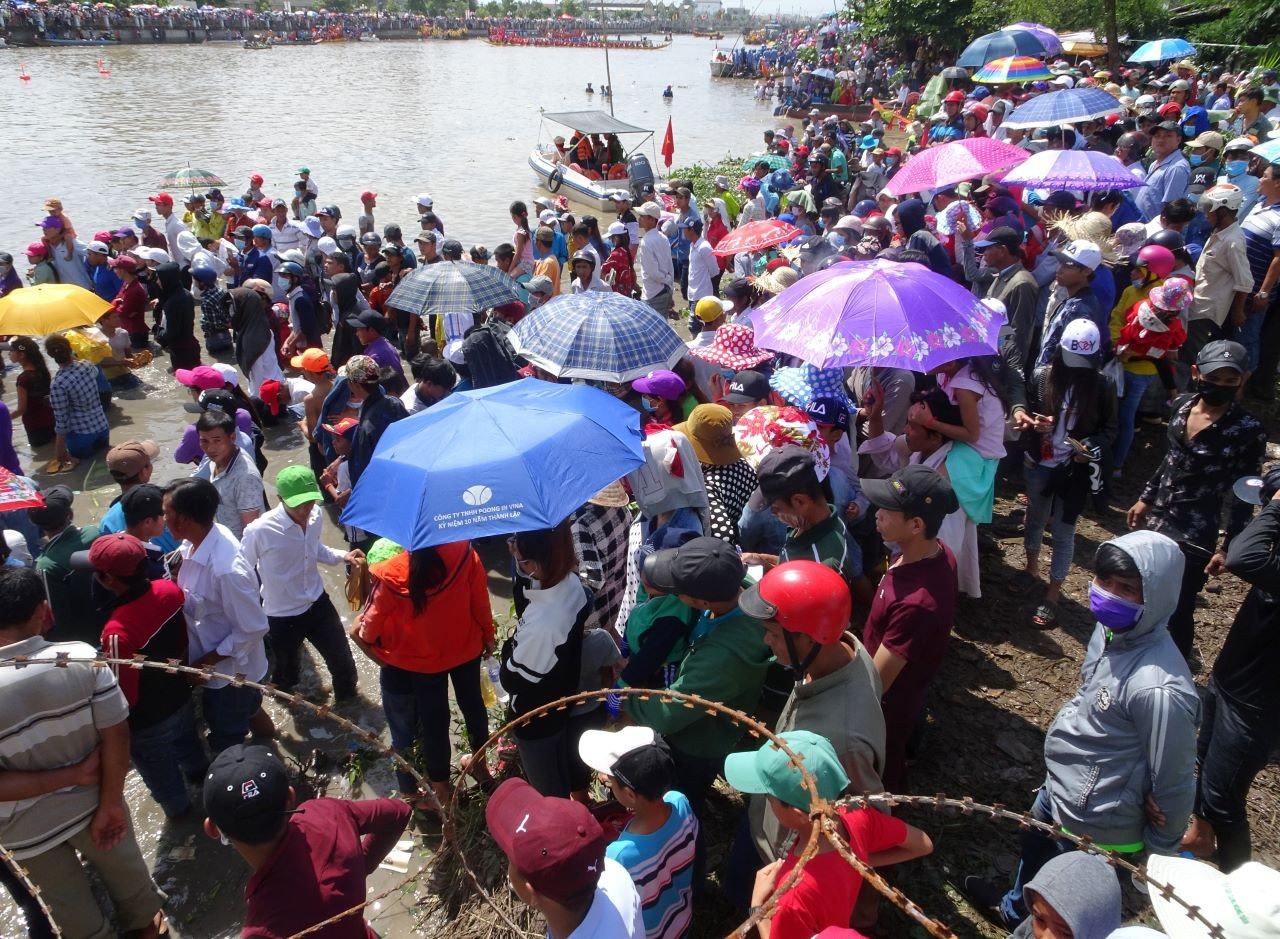 Trước giờ khai cuộc ngày hội đua ghe ngo đồng bào Khmer, hai bên bờ sông Maspero hàng vạn ngàn người đến xem đua ghe Ngo, hoà trong tiếng reo hò vỗ tay cỗ vũ náo động cả mặt sông. (Ảnh: Phương Nghi) Trước giờ khai cuộc ngày hội đua ghe ngo đồng bào Khmer, hai bên bờ sông Maspero hàng vạn ngàn người đến xem đua ghe Ngo, hoà trong tiếng reo hò vỗ tay cỗ vũ náo động cả mặt sông. (Ảnh: Phương Nghi)
