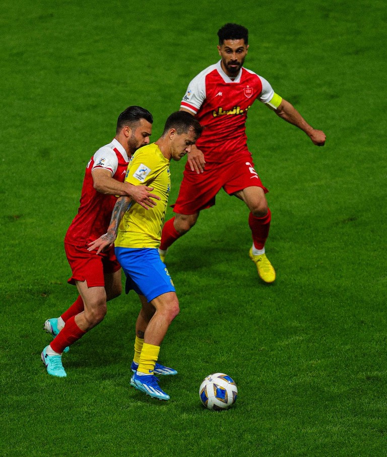 Việc phải thi đấu thiếu người trong phần lớn thời gian của trận đấu khi Ali Lajami nhận thẻ đỏ ở phút 17 khiến chủ nhà gặp rất nhiều khó khăn. 