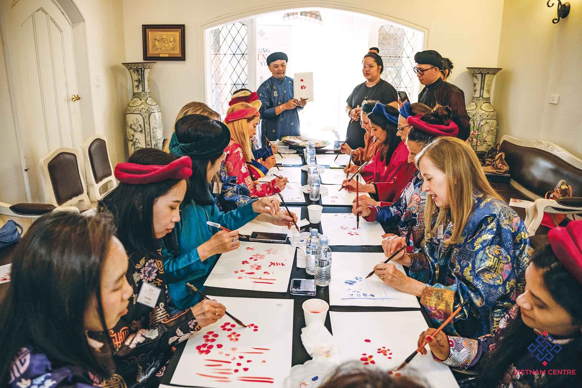 Nghệ nhân thư pháp - nhà nghiên cứu Đoàn Thành Lộc giới thiệu văn hóa vẽ hoa đào, tặng chữ đầu Xuân cho bạn bè quốc tế tại Sydney, ngày 30/8/2023. (Nguồn: Tổng Lãnh sự quán Việt Nam tại Sydney) Nghệ nhân thư pháp - nhà nghiên cứu Đoàn Thành Lộc giới thiệu văn hóa vẽ hoa đào, tặng chữ đầu Xuân cho bạn bè quốc tế tại Sydney, ngày 30/8/2023. (Nguồn: Tổng Lãnh sự quán Việt Nam tại Sydney)