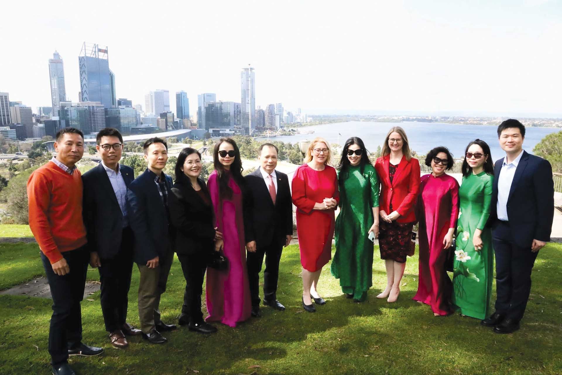 Đại diện chính quyền bang Tây Australia, sân bay Perth, Tổng Lãnh sự quán Việt Nam tại Perth và Vietnam Airlines chụp ảnh lưu niệm tại Lễ công bố đường bay thẳng mới giữa Thành phố Hồ Chí Minh (Việt Nam) và thành phố Perth (Australia), ngày 1/9/2023. (Ngu