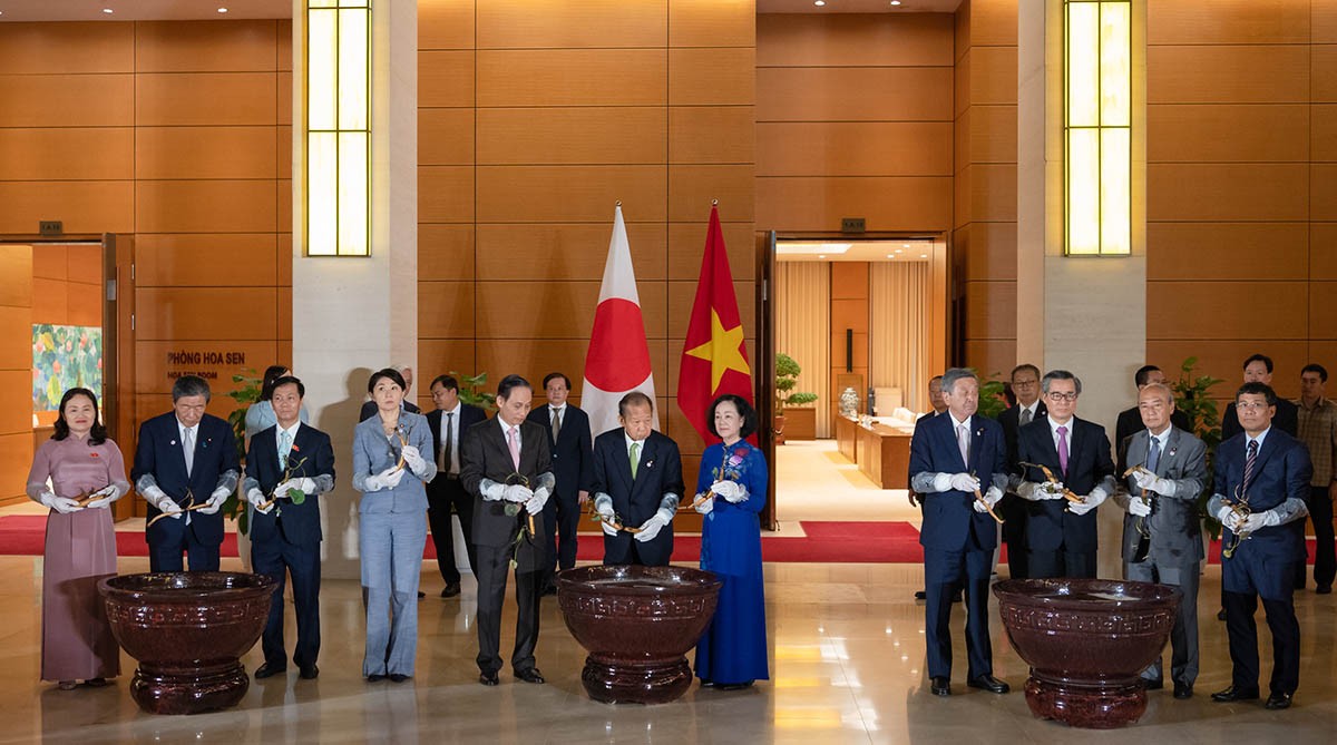 Ngày 5/5/2023, Chủ tịch Nhóm Nghị sỹ hữu nghị Việt Nam – Nhật Bản Trương Thị Mai cùng Chủ tịch Liên minh Nghị sỹ hữu nghị Nhật Bản – Việt Nam Nikai Toshihiro thực hiện nghi thức trồng hoa sen Oga tại Nhà Quốc hội. (Ảnh: Quochoi.vn) Ngày 5/5/2023, Chủ tịch Nhóm Nghị sỹ hữu nghị Việt Nam – Nhật Bản Trương Thị Mai cùng Chủ tịch Liên minh Nghị sỹ hữu nghị Nhật Bản – Việt Nam Nikai Toshihiro thực hiện nghi thức trồng hoa sen Oga tại Nhà Quốc hội. (Ảnh: Quochoi.vn)